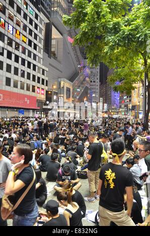 Hong Kong. 29. Sep, 2014. Hong Kong-Proteste: Tausende junger Leute in schwarzen T-shirts nehmen Teil in der zweiten Nacht ein Pro-Demokratie-Sit-in bekannt als "Occupy Central" blockiert Verkehr auf Hennessy Road, eine ansonsten beschäftigt mehrspurige Durchgangsstraße in Causeway Bay, Hong Kong. Die Stimmung war ruhig und feierlich, während der Nacht zuvor, im Bezirk Admiralty Demonstranten Tränengas, Pfefferspray und Schlagstöcken von Polizei in voller Kampfausrüstung konfrontiert. Bildnachweis: Stefan Irvine/Alamy Live-Nachrichten Stockfoto