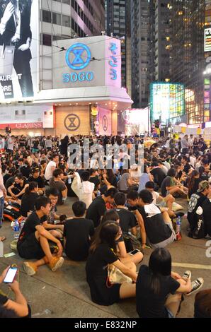 Hong Kong. 29. Sep, 2014. Hong Kong-Proteste: Tausende junger Leute in schwarzen T-shirts nehmen Teil in der zweiten Nacht ein Pro-Demokratie-Sit-in bekannt als "Occupy Central" blockiert Verkehr auf Yee Wo Street, eine ansonsten beschäftigt mehrspurige Durchgangsstraße in Causeway Bay, Hong Kong. Die Stimmung war ruhig und feierlich, während der Nacht zuvor, im Bezirk Admiralty Demonstranten Tränengas, Pfefferspray und Schlagstöcken von Polizei in voller Kampfausrüstung konfrontiert. Bildnachweis: Stefan Irvine/Alamy Live-Nachrichten Stockfoto