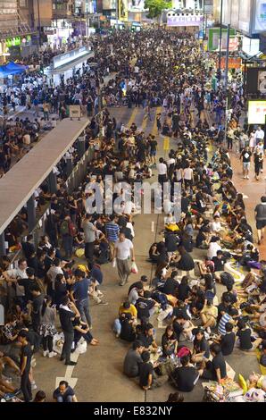 Hong Kong. 29. Sep, 2014. Hong Kong-Proteste: Tausende junger Leute in schwarzen T-shirts nehmen Teil in der zweiten Nacht ein Pro-Demokratie-Sit-in bekannt als "Occupy Central" blockiert Verkehr auf Yee Wo Street, eine ansonsten beschäftigt mehrspurige Durchgangsstraße in Causeway Bay, Hong Kong. Die Stimmung war ruhig und feierlich, während der Nacht zuvor, im Bezirk Admiralty Demonstranten Tränengas, Pfefferspray und Schlagstöcken von Polizei in voller Kampfausrüstung konfrontiert. Bildnachweis: Stefan Irvine/Alamy Live-Nachrichten Stockfoto