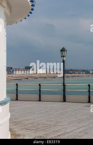 East Worthing Strand und Strandpromenade vom Ende des Art-Deco-pier Stockfoto