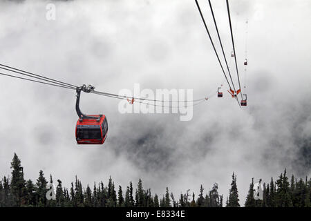 eine Seilbahn im Nebel entsteht eine Gondel aus Cloud in Whistler Blackcomb Resort in British Columbia, Kanada Stockfoto