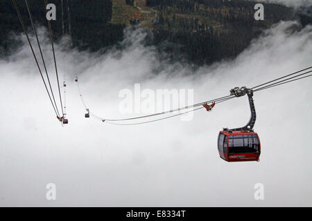 eine Seilbahn im Nebel entsteht eine Gondel aus Cloud in Whistler Blackcomb Resort in British Columbia, Kanada Stockfoto