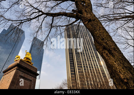 UNS, New York City. USS Maine Denkmal, Time Warner Center und Trump International Hotel and Tower. Columbus Circle, Ecke des Central Park in Manhattan. Stockfoto