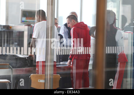 Das Team des FC Bayern München gesehen am Flughafen Tegel und verlassen Berlin am nächsten Morgen nach dem Gewinn der deutschen Fußball-Meisterschaft. Sie waren die ganze Nacht nach ihrer Rekord-Saison feiern.  Mitwirkende: Franck Ribery wo: Berlin, Deutschland bei: 26. März 2014 Stockfoto