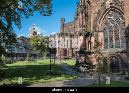 Anglikanische Kathedrale von Chester und Garten (Ost-Seitenansicht), Chester, Cheshire, England UK Stockfoto