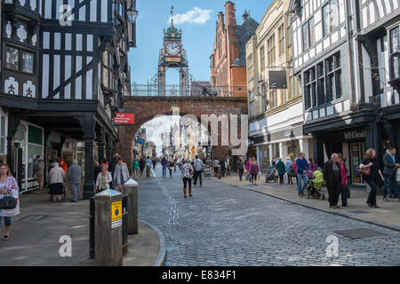 Foregate Street shopping Bereich mit gewölbten Stadtmauer und Uhr, Chester, Cheshire, UK. Stockfoto