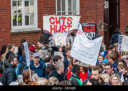 National Union of Teachers März durch die Londoner während eines Streiks, zu ergreifen.  Ein Demonstrant hält ein großes Paar Y-Front Stil Hosen mit "schneidet weh' geschrieben, wie Tausende von Demonstranten außerhalb Central Methodist Hall während des Streiks Nuss sammeln.  Mitwirkende: Demonstranten, Demonstranten wo: London, England, Vereinigtes Königreich bei: 26. März 2014 Stockfoto