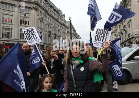 Lehrer marschieren während einem landesweiten Tag des Streiks im Zentrum von London. Sie protestieren gegen Reformen im Bildungswesen und Arbeitsbedingung en, herbeigeführt durch Michael Goves Politik. Sie wütend auf unfaire Renten Änderungen und übermäßige Arbeitsbelastung/Bürokratie und Nachfrage besser bezahlen.  Mitwirkende: Demonstranten, Demonstranten wo: London, Vereinigtes Königreich bei: 26. März 2014 Stockfoto