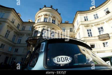 Tausende von ostdeutschen Flüchtlingen überschwemmt die Prager Botschaft der Bundesrepublik Deutschland (BRD) im August und September 1989, vor 25 Jahren im Westen erreichen auf diese Weise schließlich eine Einigung zwischen Berlin und Bonn ermöglicht. Die deutsche Botschaft ist der Jahrestag der damaligen Ereignisse am Anfang nächster Woche mit dann westdeutsche Außenminister Hans-Dietrich Genscher vorhanden. Die ersten Trabis kommen auf Montag, 29. September 2014 in der deutschen Botschaft in Prag, Tschechien. (Foto/Michal Kamaryt CTK) Stockfoto