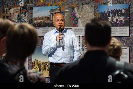 Berlin, Deutschland. 29. Sep, 2014. Panorama-Künstler spricht Yadegar Asisi während der Eröffnung der Zeitzeugen-Photo-Ausstellung in Berlin, Deutschland, 29. September 2014. Die Ausstellung zeigt private Bilder, die eine dividiert durch die Berliner Mauer Berliner Alltag darstellen und ergänzt Asisis monumentale Panmorama "The Wall". Foto: LUKAS SCHULZE/DPA/Alamy Live-Nachrichten Stockfoto