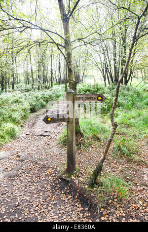 Ein Fußweg Schild mit der Aufschrift Lud die Kirche, Gradbach, und Rotaugen auf die Kakerlaken Staffordshire Stockfoto