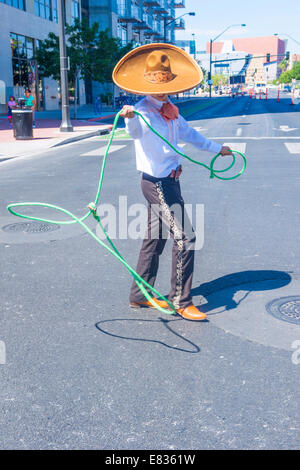 Ein Teilnehmer an der Parade Fiesta Las Vegas statt in Las Vegas Stockfoto