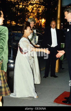 Prinzessin Margaret anreisen, für die Royal Caledonian Kugel am Grosvenor House Hotel in London, England, UK. 1989 Stockfoto