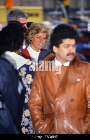 Diana, Prinzessin von Wales, umgeben von Presse und Sicherheit, bei einem Besuch in der pädiatrischen AIDS-Abteilung des Harlem Krankenhauses in Harlem. New York City, USA. 1989 Stockfoto