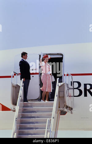 Königin Elisabeth II. Winkt Auf Wiedersehen, als sie Barbados nach einem viertägigen Besuch auf der Karibikinsel verlässt. März 1989. Stockfoto