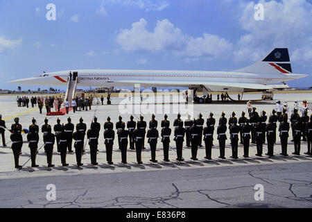 S.M. Queen Elizabeth & S.R.H. der Herzog von Edinburgh empfangen eine Ehrenwache bei ihrer Abreise nach Barbados via Concorde. Stockfoto