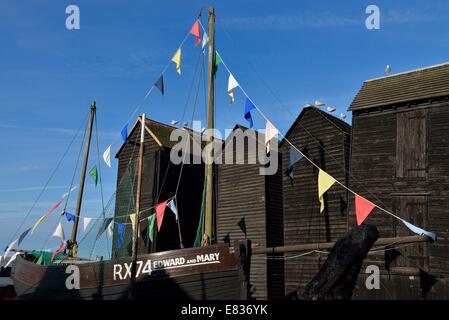 Net Fischerhütten und Boote das Stade Hastings Stockfoto