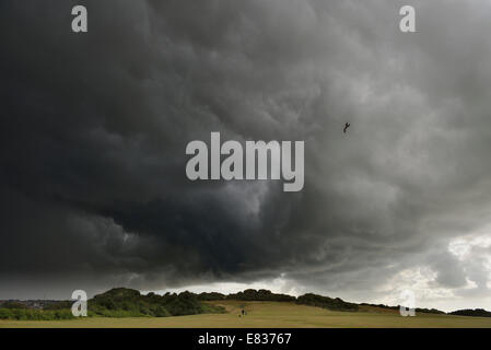 Dramatischen Gewitter über The Country Park, Hastings Stockfoto