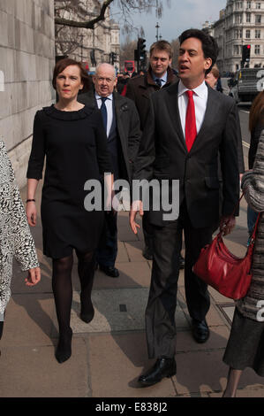 Ehemaligen Labour MP Tony Benn Beerdigung statt am St.-Margarethen Kirche, Westminster.  Mitwirkende: Justine Thornton, Ed Miliband Where: London, Vereinigtes Königreich bei: 27. März 2014 Stockfoto