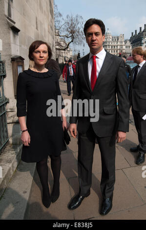 Ehemaligen Labour MP Tony Benn Beerdigung statt am St.-Margarethen Kirche, Westminster.  Mitwirkende: Justine Thornton, Ed Miliband Where: London, Vereinigtes Königreich bei: 27. März 2014 Stockfoto