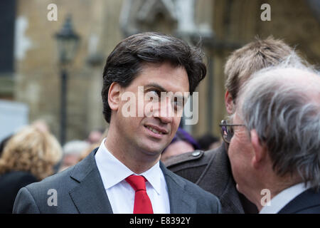 Trauergäste bei MP Tony Benn Beerdigung, St.-Margarethen Kirche, London Featuring: Ed Milliband Where: London, Vereinigtes Königreich bei: 27. März 2014 Stockfoto