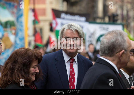 Trauergäste bei MP Tony Benn Beerdigung, St.-Margarethen Kirche, London mit: Andrew Mitchell Where: London, Vereinigtes Königreich bei: 27. März 2014 Stockfoto