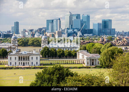 Queens House mit der Skyline von Canary Wharf in London hinter. Stockfoto