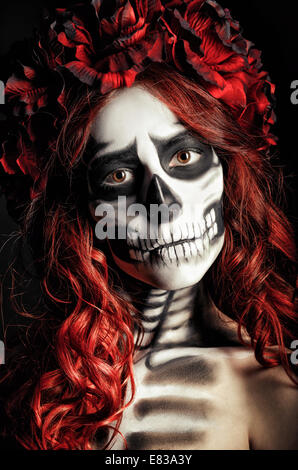 Closeup Portrait eines traurigen jungen Mädchens mit Muertos Make-up (Zucker Schädel) Stockfoto