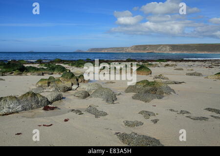 Sennen Cove (Whitesands Beach), sonnigen Herbsttag, Blick Richtung Cape Cornwall, Cornwall, England, UK Stockfoto