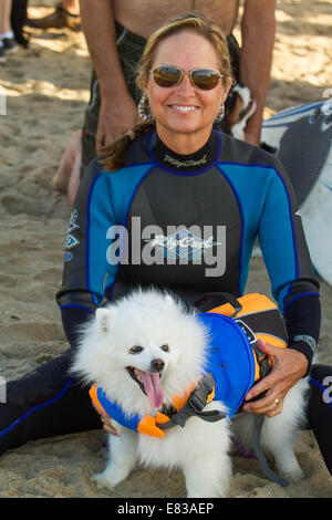 28. September 2014 kam - Huntington, CA, USA - weltberühmten Unleashed durch Petco Surf City Surf DogÂ® Wettbewerb Hunde von ganz über dem Land, in den rauen Gewässern aus Huntington Beach, Kalifornien zu konkurrieren. Einige Teilnehmer kamen aus so weit wie Brasilien. Der Strand war voll mit gut aussehenden, Hundeliebhaber und Surfer gleichermaßen. Es gab mehrere Kategorien von kleinen Hunden zu groß... Sehen Sie hier: (Credit-Bild: © Daren Fentiman/ZUMA Draht) Stockfoto