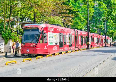 Istanbul, Türkei - 5. April 2014: Moderne Straßenbahnen in Beyazit District.Modern elektrische Bahn Straßenbahn drehen nach Sirkeci. Stockfoto