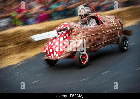 Italien-Piemont-Turin. 28. Sep, 2014. Red Bull Soapbox 2014 ist ein Rennen zwischen Fahrer und Konstrukteure von Fahrzeugen ohne Motor - Fahrzeug "Salamborghini" Credit: wirklich Easy Star/Alamy Live News Stockfoto