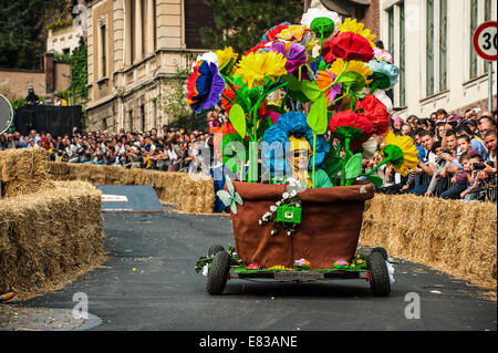 Italien-Piemont-Turin. 28. Sep, 2014. Red Bull Soapbox 2014 ist ein Rennen zwischen Fahrer und Konstrukteure von Fahrzeugen ohne motor - Flower-Power "Credit: wirklich Easy Star/Alamy Live News Stockfoto