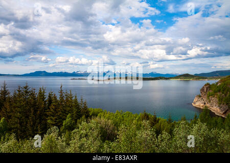 malerische Aussicht auf Fjord und Schnee-Bergen, Norwegen, Lofoten Stockfoto