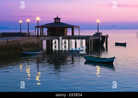 Pier bei Dämmerung, Puerto Real, Provinz Cádiz, Region Andalusien, Spanien, Europa Stockfoto