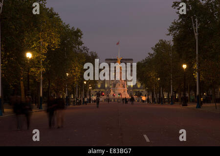 Dieses Bild zeigt das Victoria Memorial an der Spitze der Mall in London, England mit Buckingham Palace hinter. Stockfoto