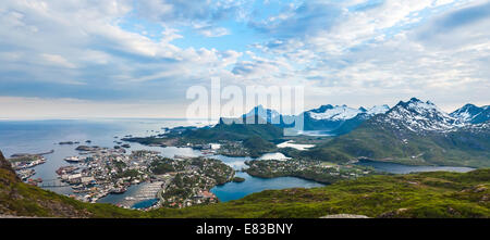 Sonnenuntergang Panorama Luftbild auf beeindruckende Berge und Svolvaer in Lofoten Inseln, Norwegen von Floeya oben Stockfoto