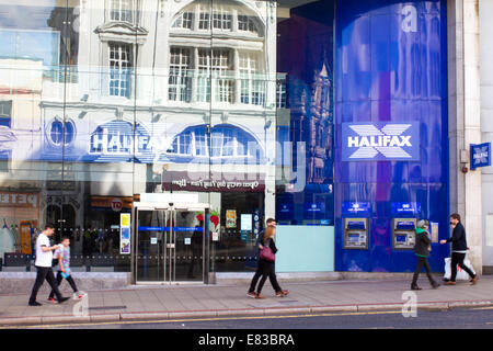 Shopper-Spaziergang vorbei an einer Halifax Bank in Sheffield Stockfoto