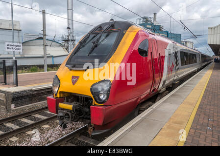 Eine Jungfrau Voyager Diesel-Zug am Bahnhof Warrington Bank Quay. Cheshire Nordwestengland. Stockfoto