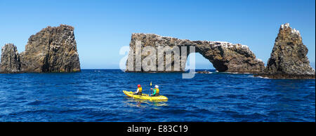 Kanuten paddeln in der Nähe von Arch Rock in Channel Islands Nationalpark Stockfoto