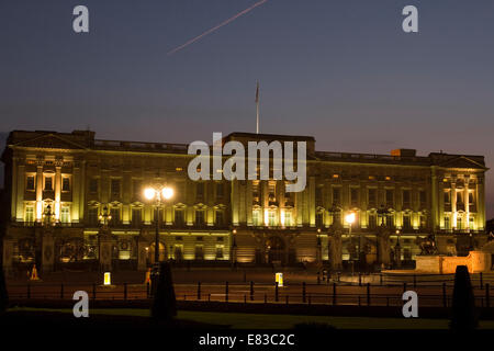 Buckingham-Palast in der Nacht in London, England. Stockfoto