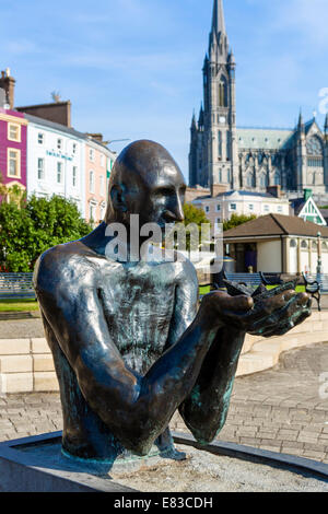 Der Navigator von Mary Gregoriy mit St Colmans Kathedrale hinter Kennedy Park, Cobh, Cork, Irland Stockfoto