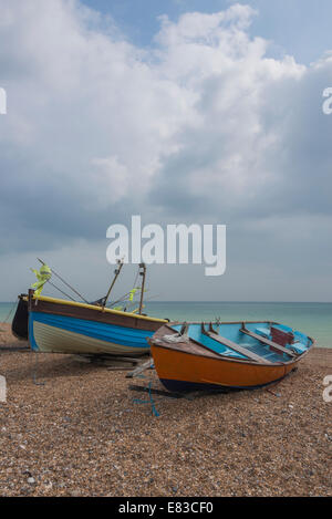 Bunte Fischerboote am Strand von Worthing Stockfoto