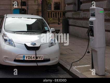 Elektro-Auto aufladen des Akkus bei am Straßenrand kostenlos Punkt, Birmingham, England, UK. Stockfoto