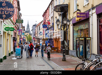 Geschäfte und Cafés auf Cook Street mit Holy Trinity Church in der Ferne, Cork, County Cork, Irland Stockfoto