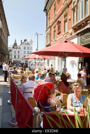 Menschen Essen in einem externen Restaurant im Stadtzentrum von Cambridge, UK Stockfoto