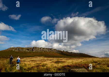 Wanderer nach oben weg zu Higgar Tor im Herbst, Peak District, Großbritannien Stockfoto