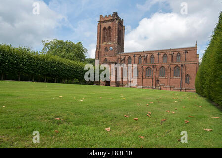 Die Pfarrkirche der Heiligen Maria Jungfrau im Eccleston in der Nähe von Chester. Nordwestengland. Stockfoto