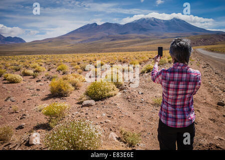 Weibliche Touristen fotografieren die hohe Altiplano, Atacama Wüste, Chile. Stockfoto