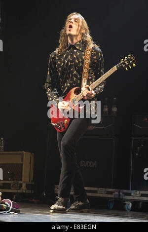 Chicago, Illinois, USA. 27. Sep, 2014. Gitarrist NICK BOCKRATH Cage the Elephant-Band tritt im United Center in Chicago, Illinois © Daniel DeSlover/ZUMA Draht/Alamy Live News Stockfoto